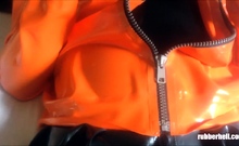 Amateur CDin latex dildoing